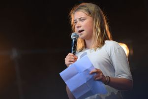 Greta Thunberg sur scène au festival de Glastonbury, au Royaume-Uni, le 25 juin 2022.
