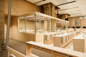 Le box des accusés, dans la salle d'audience où va se dérouler le procès de l’attentat de Nice, au palais de justice de Paris, le 18 juin 2021.