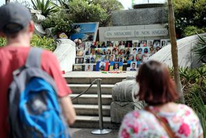 Devant le mémorial en hommage aux 86 victimes de l'attentat dans le jardin de la Légion d'honneur, à Nice.