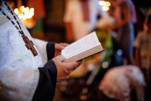 « Les évêques flamands ne parlent évidemment pas d’un mariage, qui est religieusement prévu pour un homme et une femme. »