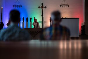 09 May 2022, North Rhine-Westphalia, Datteln: Father Heinrich Plaßmann (M) holds the service. The St. Amandus Parish Council holds a blessing ceremony for all lovers in the parish church in Datteln. Under the colors of the rainbow and the motto "#liebegewinnt", there is the opportunity for all to be blessed. Photo: Fabian Strauch/dpa (MaxPPP TagID: dpaphotosfive765101.jpg) [Photo via MaxPPP]