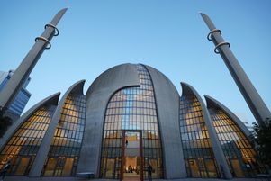 Le chant sera diffusé de deux haut-parleurs dirigés vers l’intérieur de la mosquée centrale de Cologne.