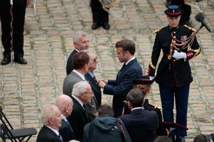 Emmanuel Macron a décoré mardi 18 octobre aux Invalides 15 anciens combattants de la guerre d’Algérie, dont 11 appelés.