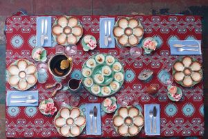 Une belle table pour des plats savoureux.