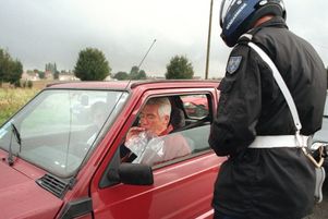Un gendarme fait souffler un automobiliste dans un alcootest, le 15 septembre 1995.