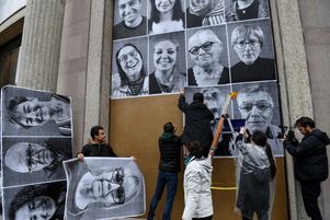 Portraits des participants à la Convention citoyenne pour le climat, pris par le photographe JR sont affichés au siège du Conseil économique et social (Cese), le 5 mars 2020. 