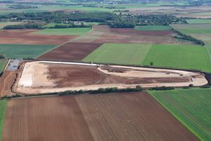 La bassine de Sainte-Soline, dans les Deux-Sèvres, dont la construction a commencé début octobre, est la deuxième des 16 prévues d’ici à 2027 dans un projet élaboré par un groupement de 400 agriculteurs réunis dans la « Coop de l’eau ».