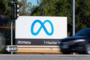 Devant le siège de Meta, la maison mère de Facebook, qui devrait annoncer prochainement un vaste plan de licenciements.