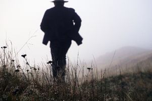 Le narrateur, dépassé par les évènements, traîne son fils comme un fardeau.