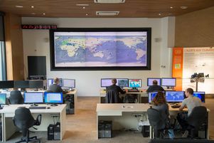 Salle d’analyse des données géophysiques du centre national d’alerte aux tsunamis, dans l’Essonne. Le Cenalt surveille plus de 300 stations sismiques réparties dans le monde entier