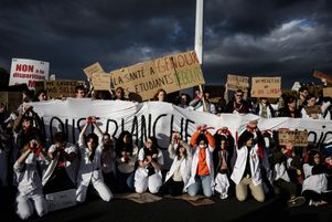 Rassemblement pour protester contre la prolongation d’un an des études de médecins généralistes dans des zones souffrant d’un manque de personnel, à Lyon, le 17 novembre.