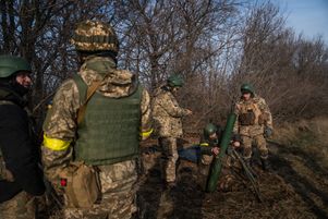 Des soldats ukrainiens sur le front dans la région de Donetsk, le 9 décembre 2022.