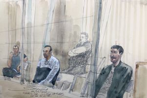 Ce croquis d'audience du 6 septembre 2022 montre (de gauche à droite) les accusés Artan Henaj, Chokri Chafroud et Ramzi Arefa alors qu'ils assistent au deuxième jour du procès de l'attentat de Nice en 2016.