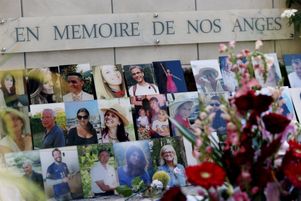 Devant le mémorial de l’attentat du 14 juillet 2016 sur la promenade des Anglais, à Nice, le 7 décembre.