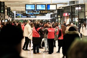 A la gare Montparnasse, où le trafic est impacté par les grèves de la SNCF, les voyageurs oscillent entre mécontentement et compréhension.