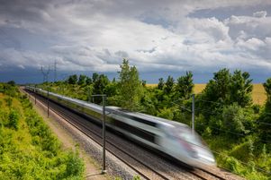 Après l’arrivée de Trenitalia et de Renfe en France, la compagnie privée française Le Train a annoncé lundi 23 janvier l’achat de dix trains à grande vitesse pour une mise en service d’ici 2025.