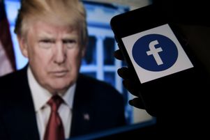 Une photo de Donald Trump et le logo de Facebook sur un écran de téléphone à Arlington, en Virginie, le 4 mai 2021.