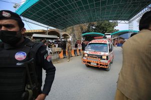 Une ambulance transporte des blessés après l’attentat contre une mosquée à Peshawar, lundi 30 janvier.