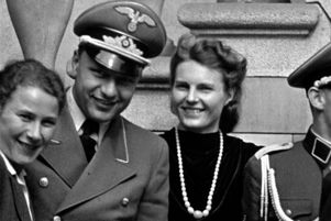 Le documentaire alterne archives, mises en contexte d’historiens et paroles de descendants.