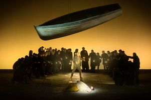 Quand son jeune mousse manque au retour de la pêche, Peter Grimes (interprété par Allan Clayton) se retrouve accusé par tout le village.