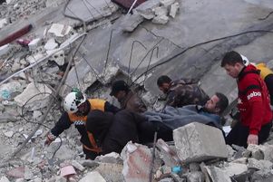 Dans la ville d’Idlib, des sauveteurs syriens évacuent des victimes du séisme qui a touché le pays lundi 6 février. 
