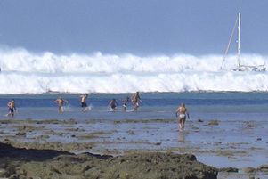 Des touristes étrangers s’aventurent sur le sable alors qu’un tsunami se rapproche de la  plage d’Hat Rai Lay Beach, près de Krabi, dans le sud de la Thaïlande, le 26 décembre 2004.