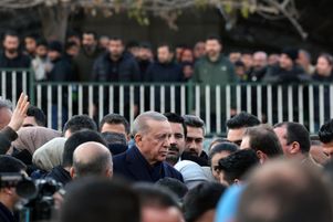 Le président Recep Tayyip Erdogan (au centre) rencontre des victimes du séismeà Sanliurfa, en Turquie, samedi 11 février 2023.