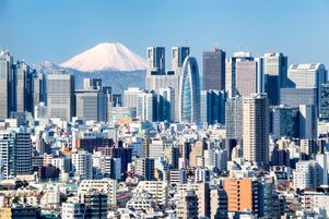 La plupart des constructions au Japon résistent aux fortes secousses malgré une activité sismique intense que connaît le pays, un risque omniprésent pour quelque 125 millions d’habitants de l’archipel nippon.