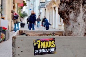 Un autocollant appelant à « tout bloquer » mardi 7 mars afin de protester contre la réforme des retraites 2023.
