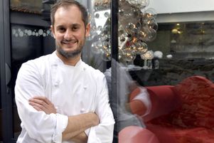 Alexandre Couillon, chef cuisinier au restaurant la Marine, décoré de trois étoiles Michelin, a annoncé le Guide le 6 mars.