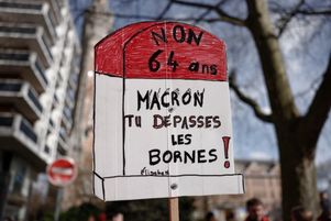 La pancarte d’un manifestant lors du défilé contre la réforme des retraites à  Lille, dans le Nord, ce samedi 11 mars.