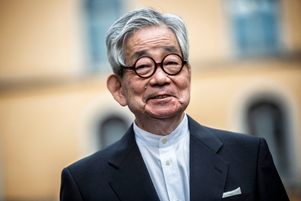 Kenzaburo Oe en 2015. L’œuvre de l’écrivain décédé le 3 mars révèle les contradictions de la société japonaise, écartelée entre tradition et attrait pour l’Occident et imprégnée des horreurs atomiques qu’elle cherche à oublier.