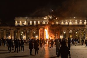 L’incendie du portail de la mairie de Bordeaux, jeudi 23 mars.