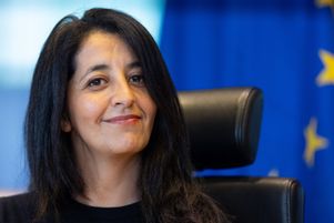 La présidente de la commission transport au Parlement européen, la députée EELV Karima Delli, critique le véto de l’Allemagne dans l’interdiction des véhicules thermiques.