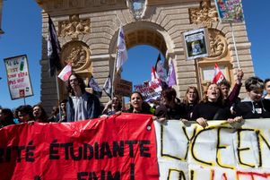 Des lycéens et des étudiants manifestent dans les rues de Montpellier contre le projet de réforme des retraites, le 28 mars 2023.
