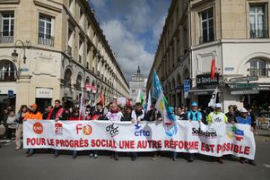 Des représentants de syndicats portant une banderole l’avant d’un cortège contre la réforme des retraites portée par le gouvernement d’Elisabeth Borne, à Reims le 13 avril 2023 pour la douzième journée de mobilisation.