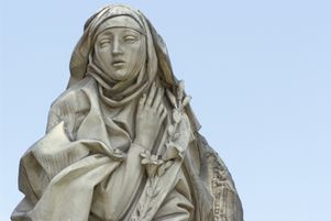 Les docteurs de l’église sont des personnes reconnues non seulement pour leur sainte vie, mais aussi en particulier pour leur « doctrine éminente », selon le principal critère retenu au Vatican. Ce n’est qu’est 1970 que l’Église catholique reconnaît ce statut à une femme pour la première fois.