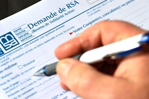 La première ministre Élisabeth Borne a confirmé jeudi 27 avril l’engagement présidentiel d’imposer des conditions d’activités aux bénéficiaires du RSA.