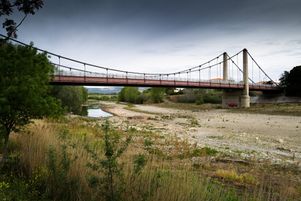 Le niveau de l’Agly, fleuve passant à Rivesaltes, n’est pas suffisant. Ici, le 27 avril 2023, lors de la visite du ministre de la transition écologique Christophe Béchu dans les Pyrénées-Orientales.