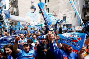 Des supporters de Naples, lors de la rencontre contre Salernita, dans le quartier espagnol de la ville, le 30 avril 2023. Le club du sud de l’Italie pourrait être sacré champion dès ce mercredi 3 mai.