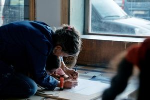À Bruxelles, deux enseignantes accueillent des enfants sans passéscolaire et souvent issus de l’exil.