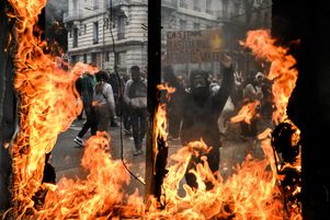 Un manifestant lors du rassemblement du 1er-Mai à Lyon. Après les violences en marge de certains cortèges en France, le gouvernement relance le débat autour de la loi « anti-casseurs »