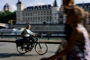 Une cycliste sur son vélo à assistance électrique (VAE), à Paris.