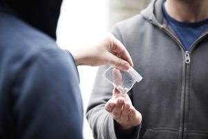 Les trafics de stupéfiants génèrent de grosses sommes d’argent qui sont faiblement réparties entre les différents échelons qui composent les réseaux (photo d’illustration).
