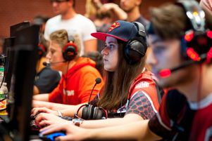 Une joueuse à l’Occitania Gaming Convention à Montauban (Tarn-et-Garonne), en octobre 2018. La misogynie du milieu de l’e-sport pousse certaines joueuses à se réfugier dans des équipes ou des canaux de discussion 100 % féminins.