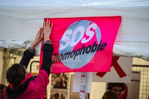 Un rapport de SOS homophobie dénonce mardi 16 mai l’« ancrage » de la haine et la hausse des agressions physiques en France en 2022.
