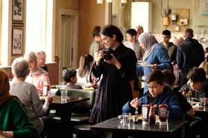 Dans The Old Oak, son film en compétition au festival de Cannes, Ken Loach raconte, dans un scénario évitant le manichéisme, l’accueil mouvementé de migrants syriens dans un village du nord-est de l’Angleterre miné par le chômage.