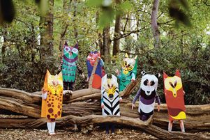 A l’occasion de l’édition 2023 de la Nuit Blanche à Paris, samedi 3 juin, 2 400 costumes d’animaux imaginés par les designers Fredun et Mira Shapur seront distribués devant l’hôtel de ville aux enfants de 6 à 10 ans. Douze animaux, allant du panda au lapin et au tigre, ont été réalisés à partir de sacs en papier.