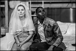 Marie Oppert (Polly Peachum) et Birane Ba (Macheath) dans l’adaptation de L’Opéra de Quat’sous de Thomas Ostermeier, lors de répétitions à la Comédie-Française.