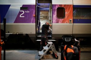 Réparations sur un train de la ligne TGV Atlantique, à Rennes, en octobre 2021.